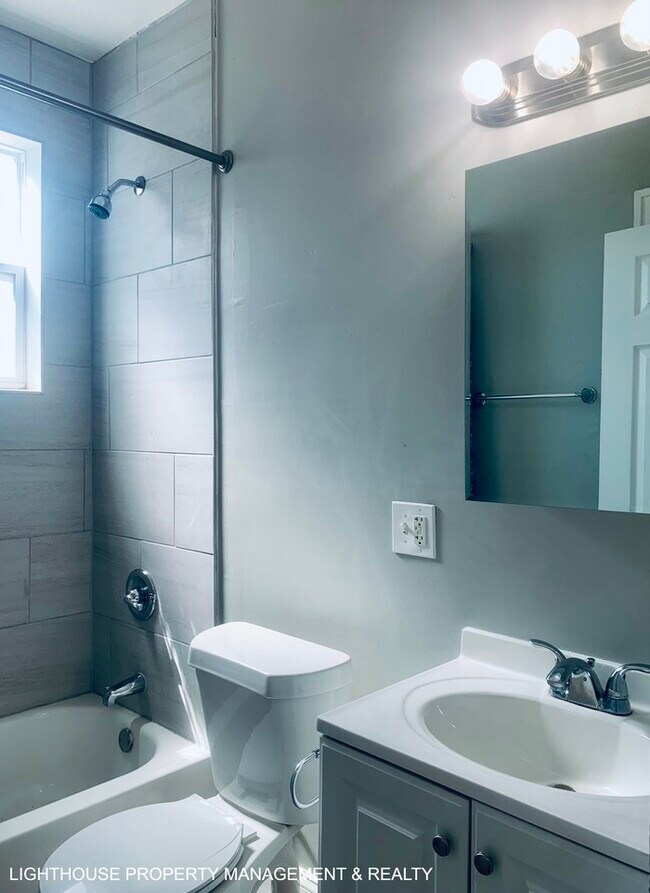 Building Photo - Bright & Delightful 2 Bed/1 Bath Townhome!