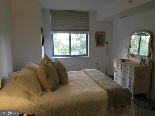 Building Photo - 851 N Glebe Rd