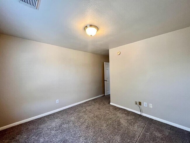 Building Photo - 2339 Plantation Bend Dr