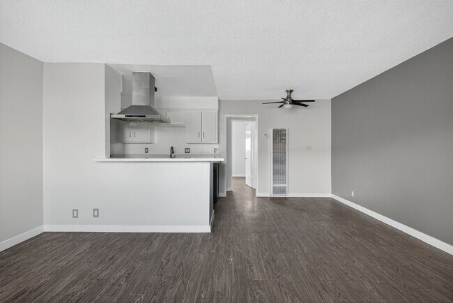 Building Photo - 1121 Daisy Avenue