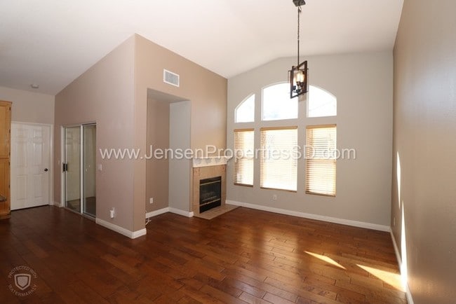 Building Photo - 2 Bed, 2 Bath Townhome w/ Garage and Laundry