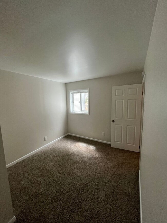 Building Photo - Large 2 Bed, 1 Bath Home, with Office/Bonus Room! Available Now!