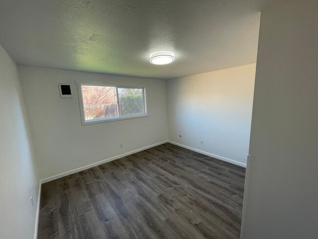 Building Photo - AVAILABLE NOW!! 2BD/1BA Cute Remodeled Dup...