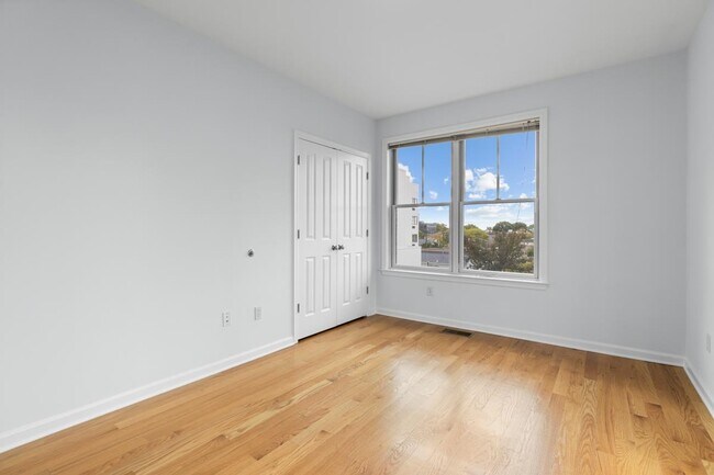 Building Photo - 443 Whiton St