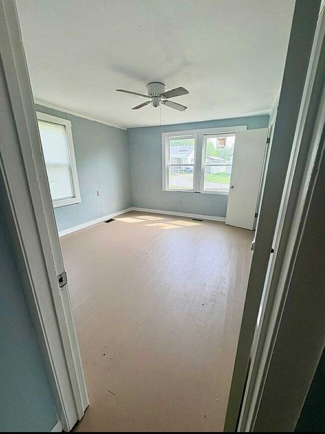 Building Photo - 4 Bedroom Home!