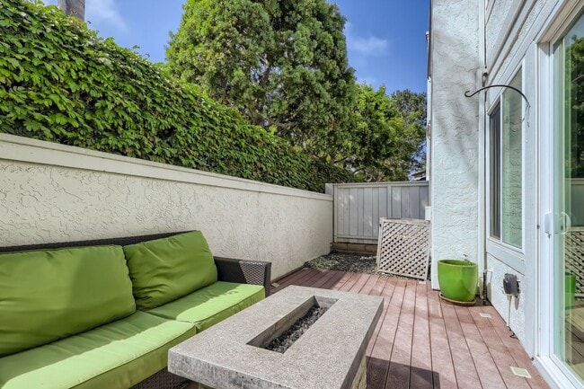 Building Photo - Beautifully Remodeled Townhome in the Cambria Community – Del Mar Heights
