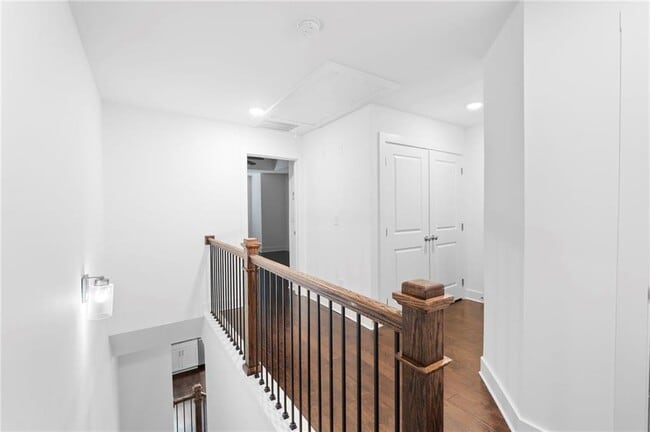 Building Photo - 1821 Edgehill Dr