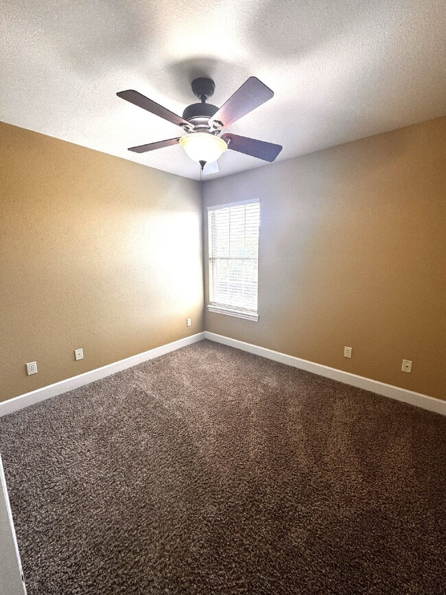 Building Photo - 15 Bluestem Ln