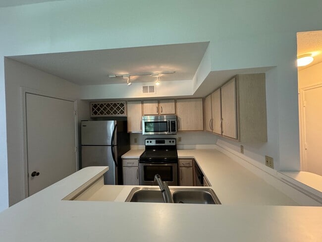 Building Photo - Resort-Style 2 Bed, 2 Bath Condo | Top-Flo...