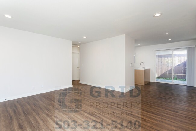 Building Photo - GPM392 - NE Everett St (T1)