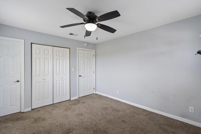Building Photo - 6627 Hilton Dr