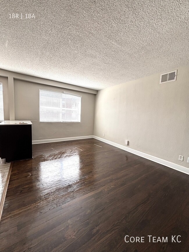 Building Photo - Renovated 1 Bedroom in West Plaza! Pool & ...