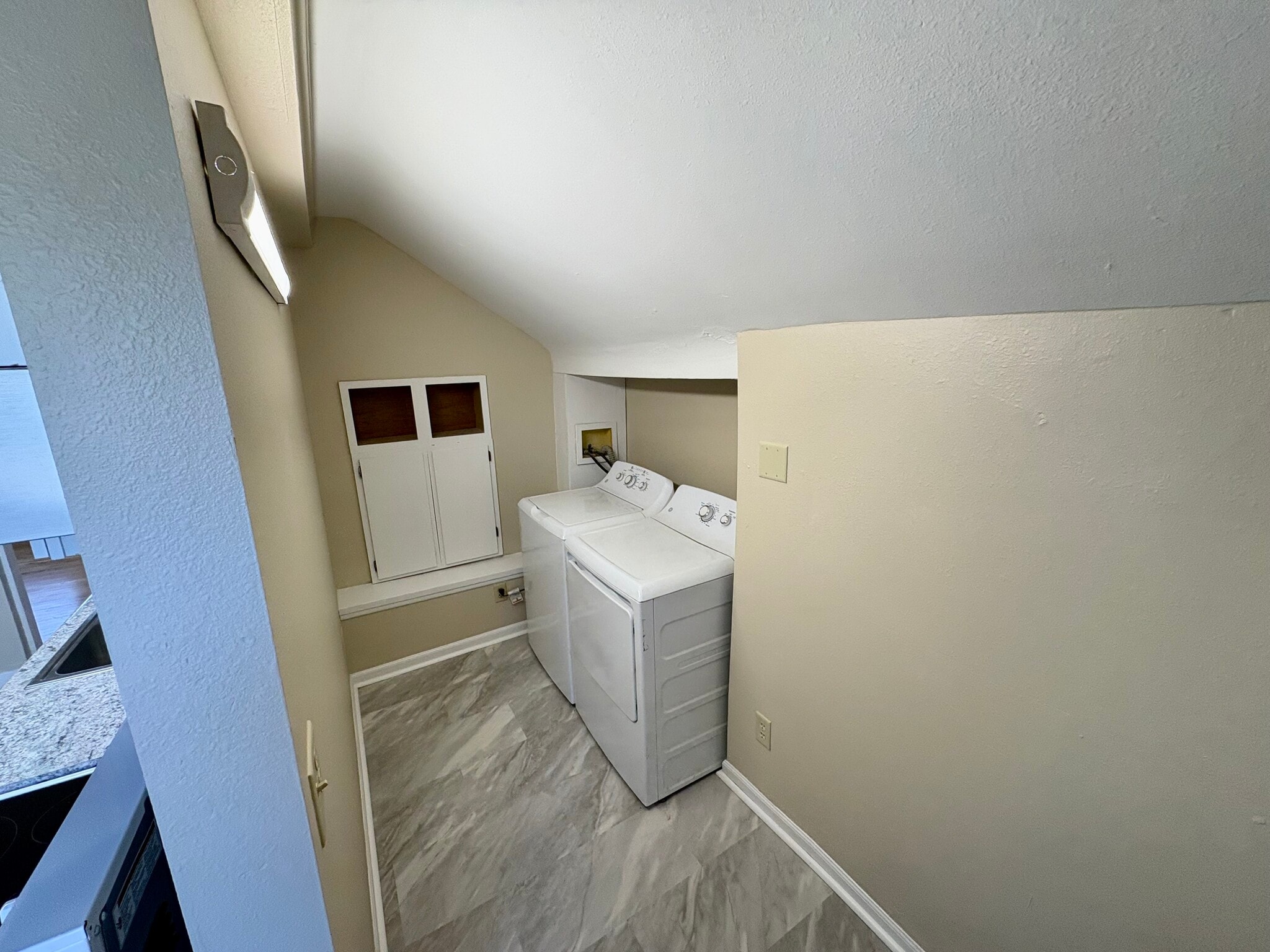 Building Photo - 941 Main St