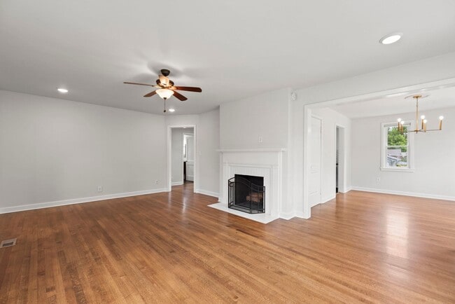 Building Photo - Knoxville 37909 - 3 bedroom 2 bath - call ...