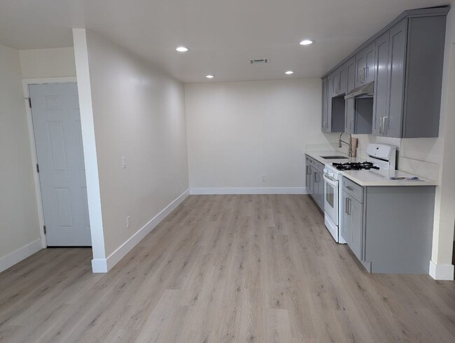 Building Photo - Newly Renovated 2 Bedroom 1 Bath