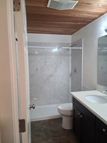 Building Photo - 10800 Roosevelt Way NE