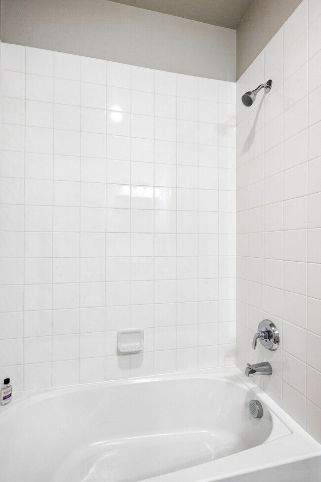 Building Photo - "Charming 2-Bed, 2-Bath Condo Retreat in Littleton - 870 Sq Ft of Cozy Elegance!"