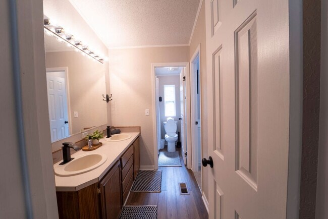Building Photo - 2988 Lisa Dr