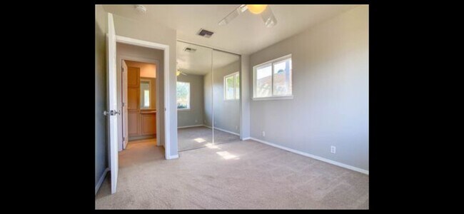 Building Photo - 70 Noolu St