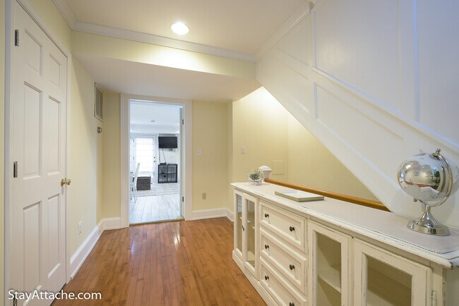 Building Photo - 2027 O Street NW Unit 1