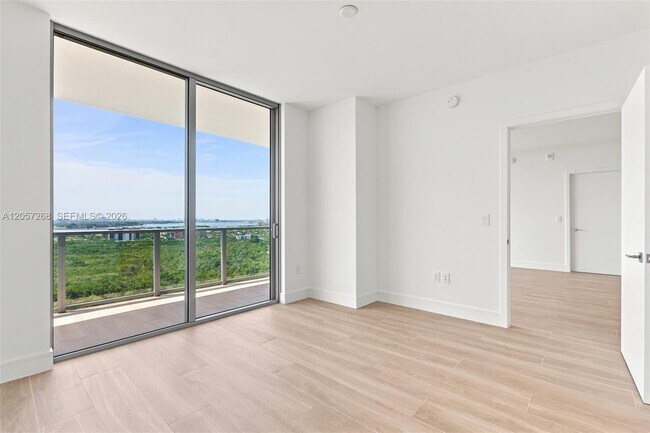 Building Photo - 2411 Laguna Cir