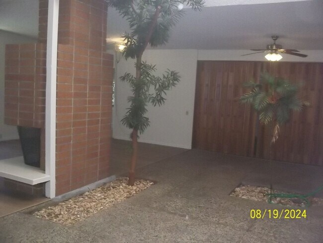 Building Photo - Charming home in Sacramento
