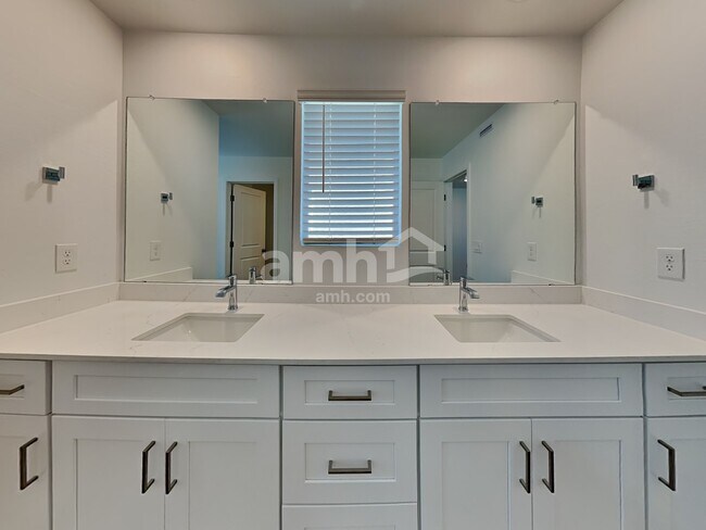 Building Photo - 9725 W Luxton Ln