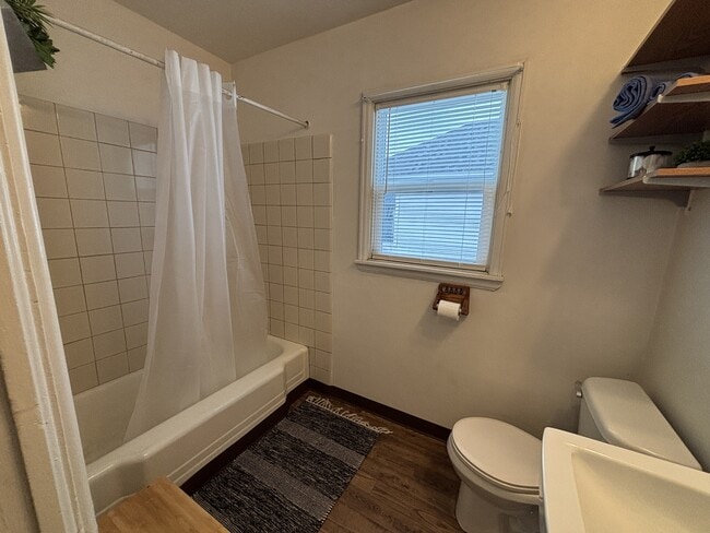 Building Photo - 122 7th St