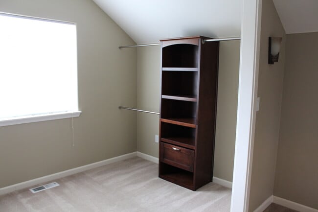 Building Photo - NE 4 Bedroom, 3 Bath, Gas Fireplace/Heat, ...