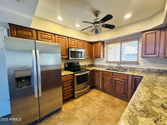 Building Photo - 3839 E Sunnyside Dr