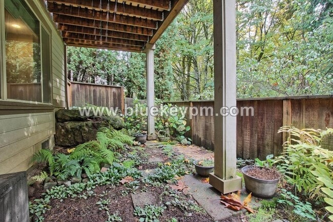 Building Photo - 5 Bedroom, 3.5 Bathrooms on a Culdesac, Wa...
