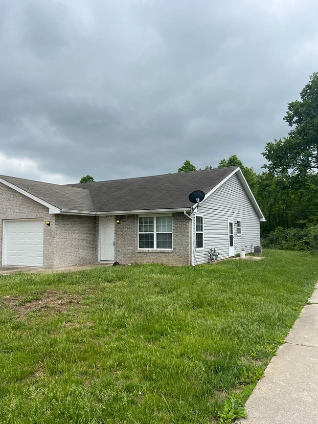 Building Photo - 2626 E Oakbrook Dr