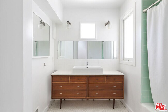 Building Photo - 150 Anita Dr