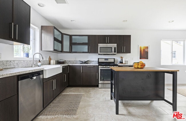 Building Photo - 11465 Cumpston St