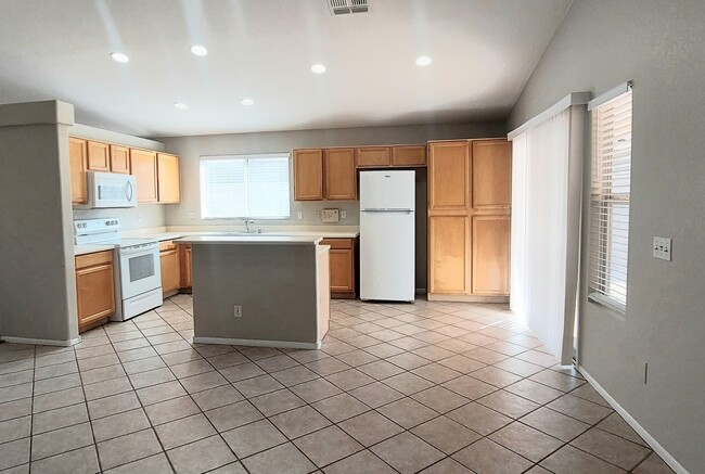 Building Photo - BEAUTIFUL 3BED+DEN, 2BATH HOME LOCATED NEA...