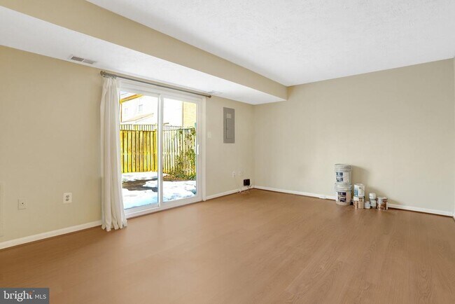 Building Photo - 5759 Independence Cir