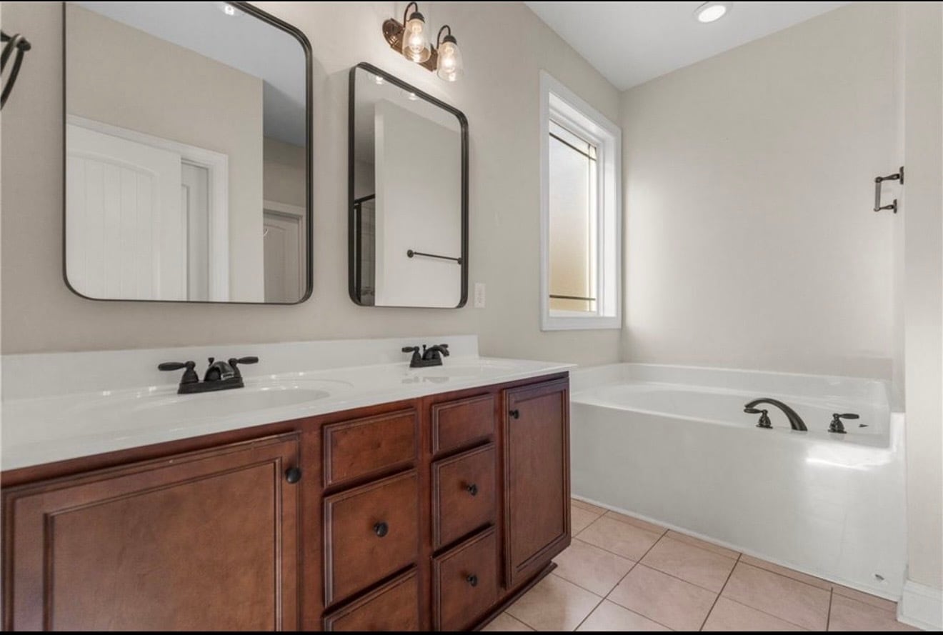 Master Bath - 411 W Sundance Dr