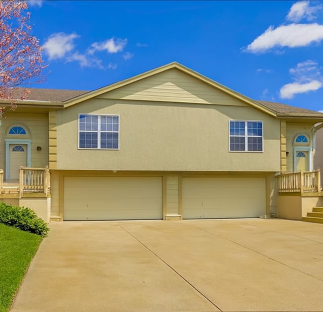 Building Photo - A Bright, Comfortable Split-Level Home in a Convenient Raymore Location