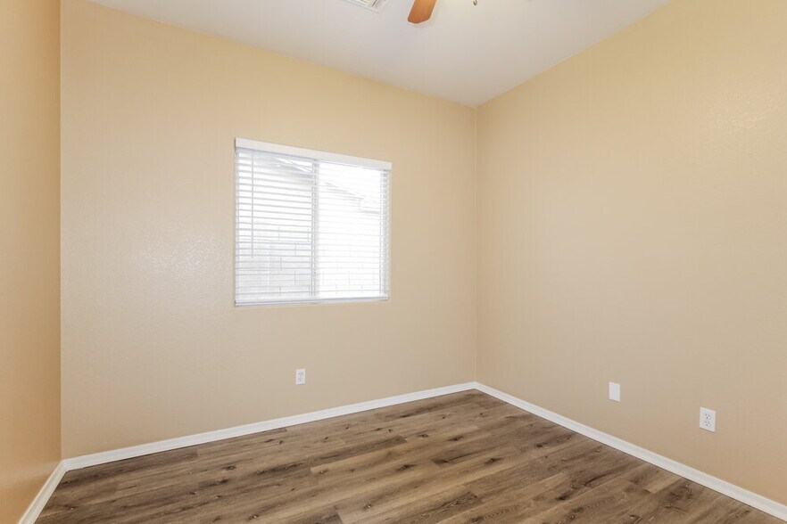 Building Photo - 617 S 123rd Dr