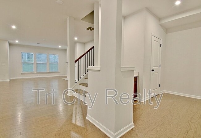 Building Photo - 504 Albertson Ave