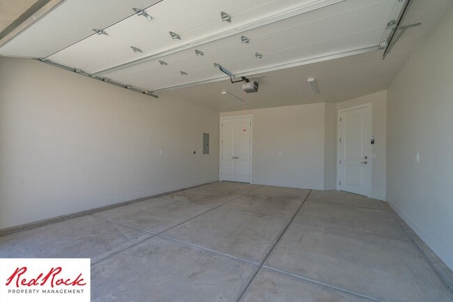 Building Photo - Home in the Heart of Hurricane!