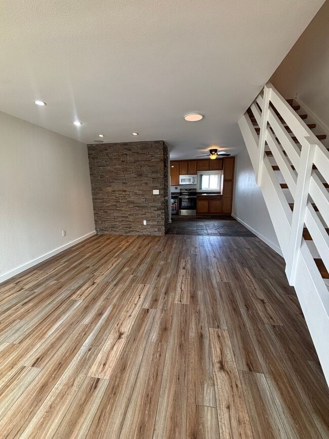 Building Photo - Spacious 2 Bedroom, 1.5 Bath Two-Story Townhome in Clairemont