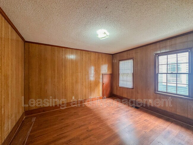 Building Photo - 211 W Poplar St