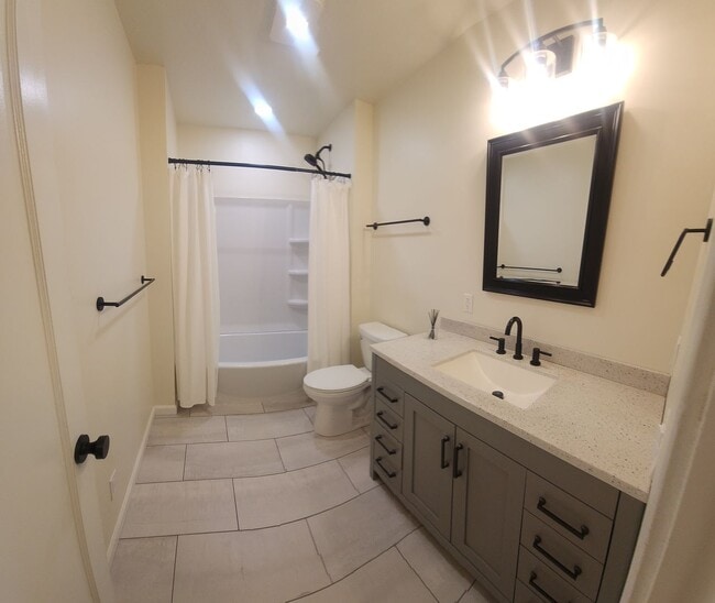 Building Photo - Well maintained 5 bedroom 2 bath with garage