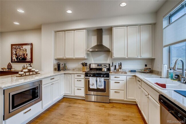 Building Photo - Gorgeous Townhouse in Breathtaking Solterr...