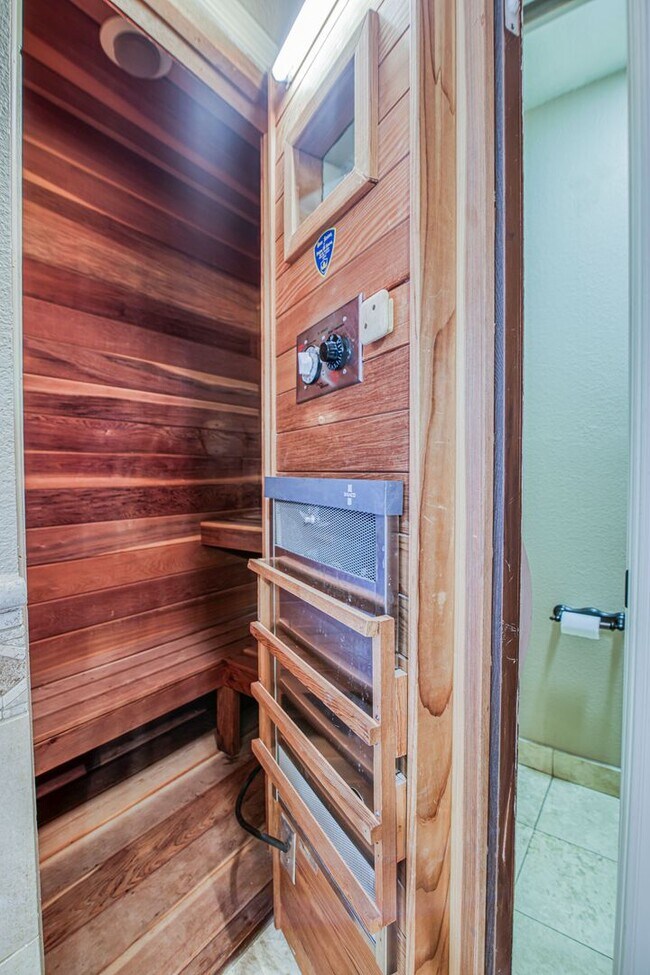 Building Photo - Stunning eastside rental in highly desirable area!