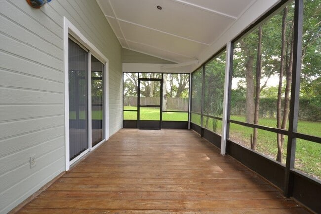 Building Photo - Cute 3 BR/2 BR Home  ~ Community Pool ~ Fe...