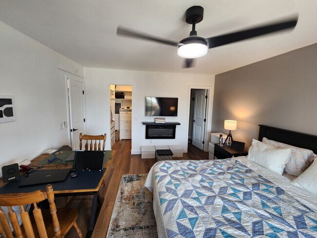 Building Photo - Completely Remodeled 3rd Floor Top Unit with Bay Views