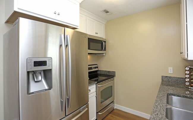 Building Photo - 120 Western Villa Dr