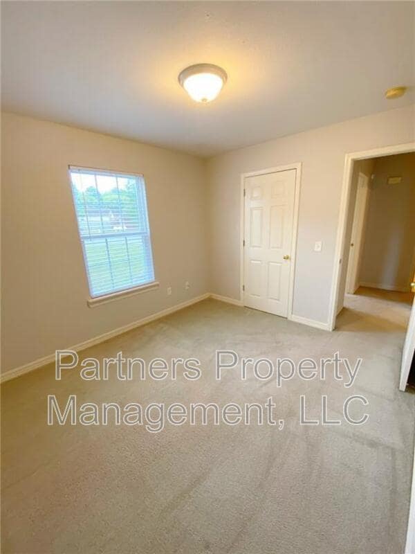 Building Photo - 1633 S Tally Ho Dr